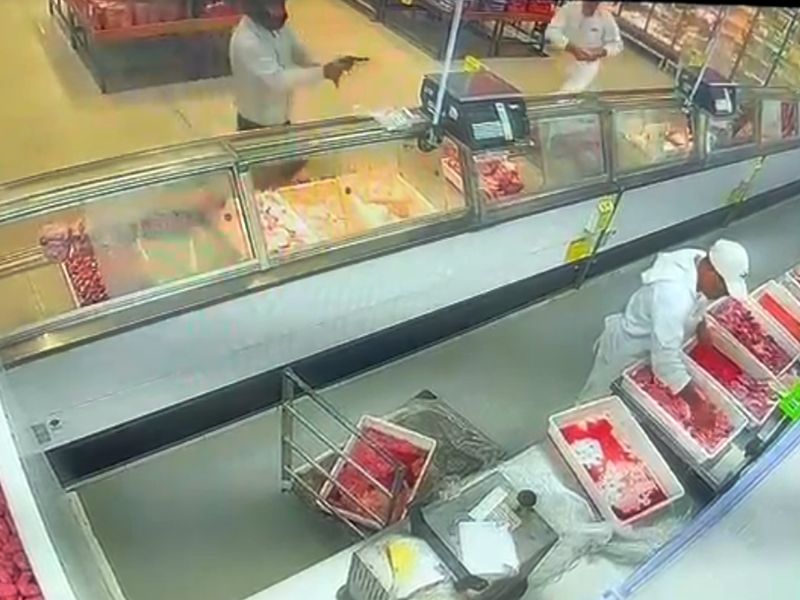 VÍDEO: funcionário tenta matar colega a tiros dentro de supermercado