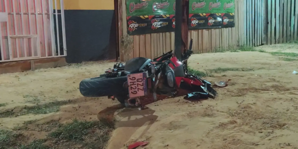 Pai e filha ficam feridos após colisão entre carro e moto em ramal de Rio Branco