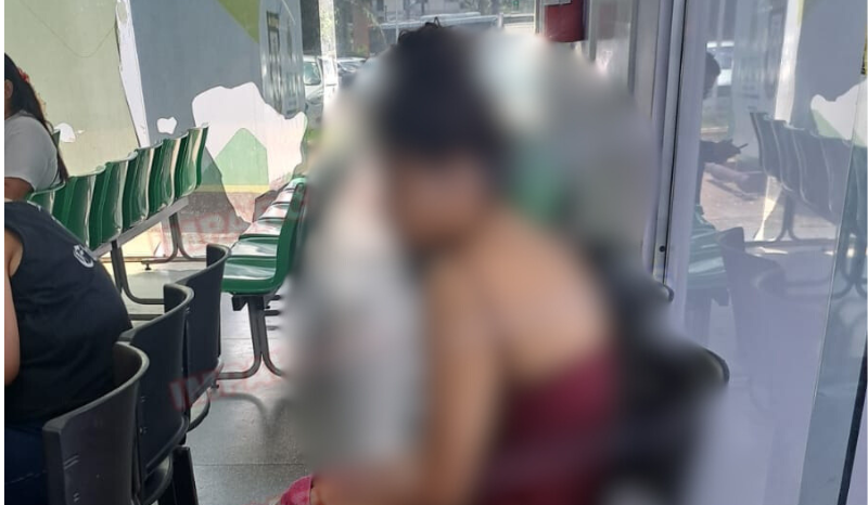 Mãe que jogou bebê de barranco é levada para audiência de custódia em Manaus