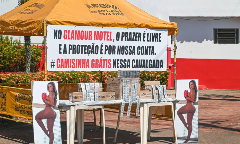 Motel faz propaganda inusitada no trajeto da Cavalgada