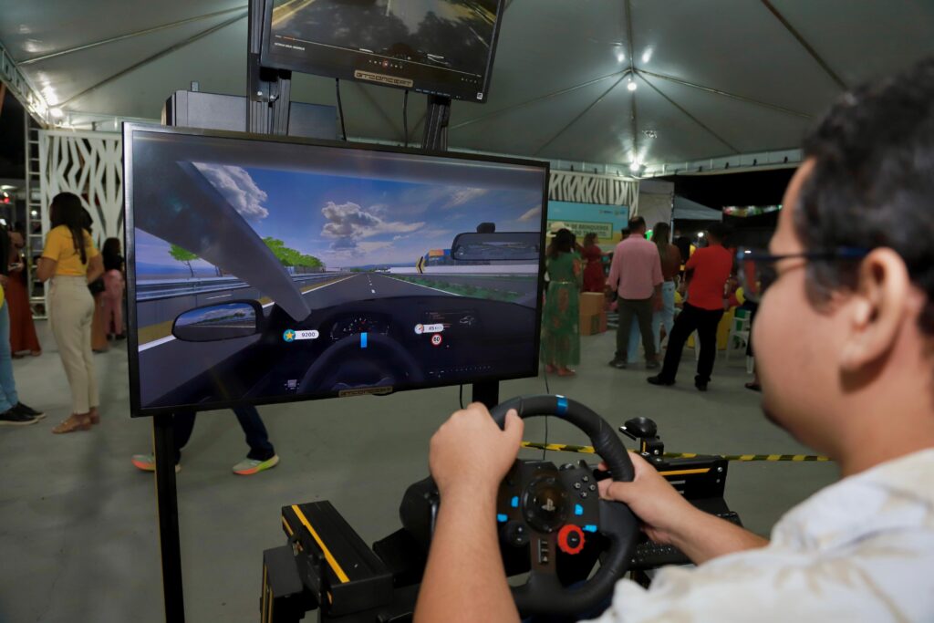 Simulador de direção do Detran na Expoacre Juruá chama atenção para experiência realista ao volante