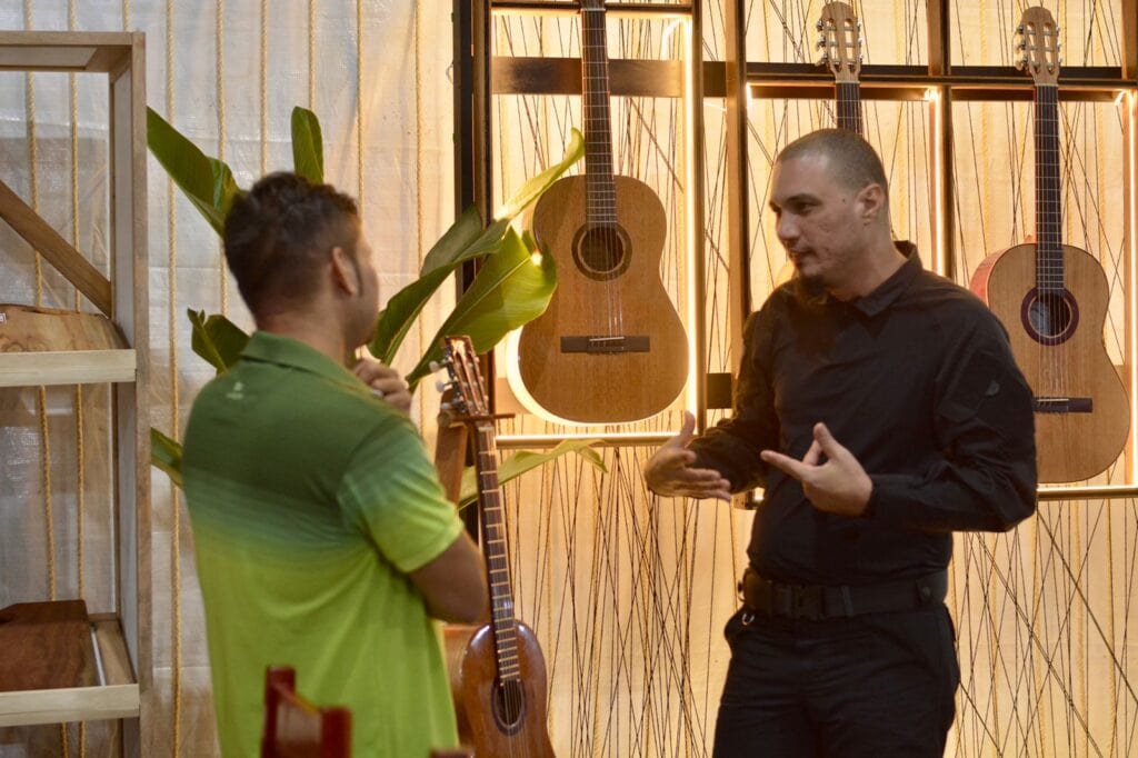 Violões feitos por detentos são expostos no estande do Iapen na Expoacre Juruá