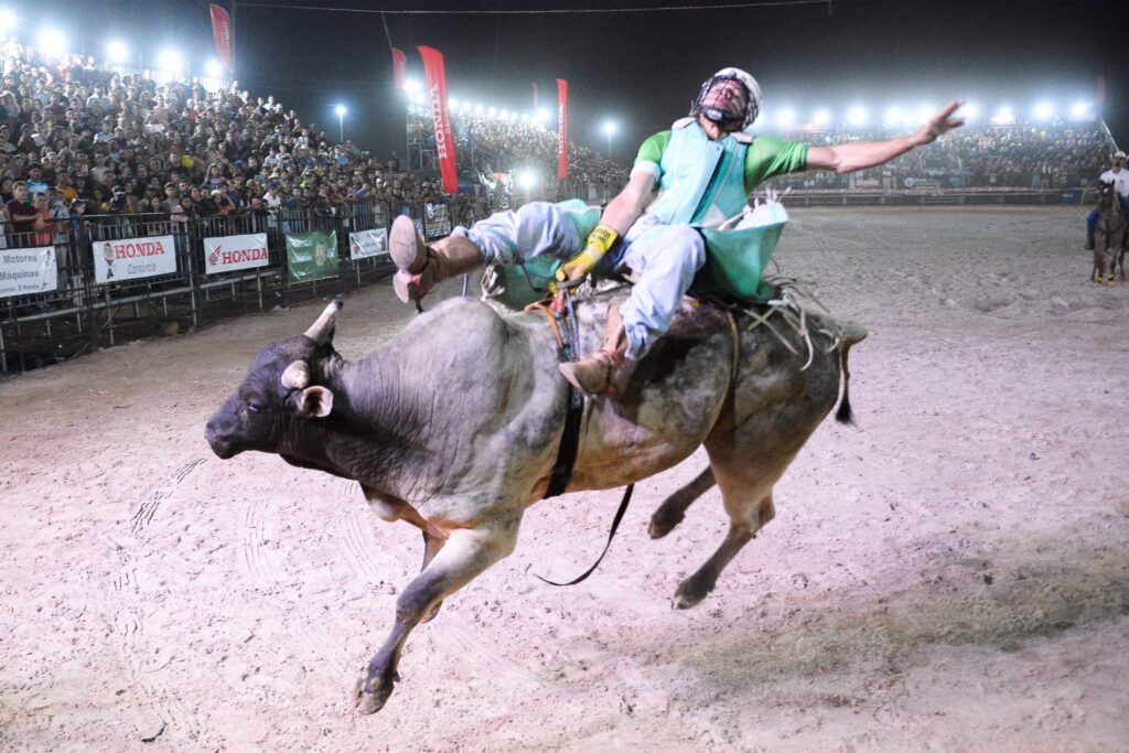 Emoção, expectativa e classificação, segunda noite de rodeio agita a Expoacre Juruá