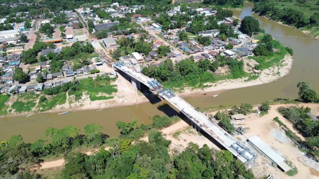 Com 90% de execução, Deracre acompanha execução da concretagem dos 12 metros finais do vão central da Ponte da Sibéria