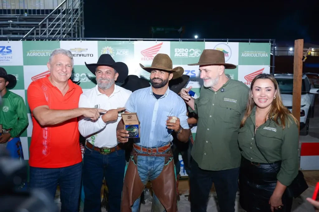 Arena lotada, emoção e vitória: Peão de Feijó é o campeão do rodeio da Expoacre Juruá 2025