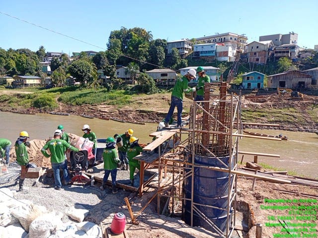 Em Marechal Thaumaturgo, Deracre avança na obra da passarela sobre o Rio Amônia