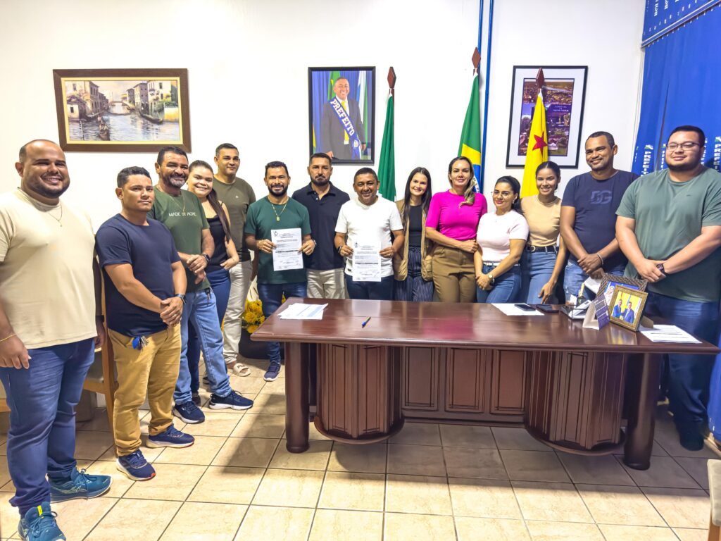 Prefeito autoriza ordem de serviço para construir ruas em Porto Walter com recursos de Alan Rick e Petecão