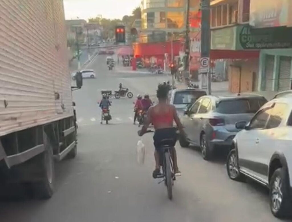 VÍDEO: Ciclista é visto ultrapassando sinal vermelho na descida de ladeira, no centro de Cruzeiro do Sul
