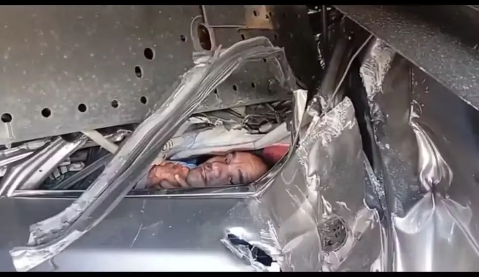 Milagre na estrada: pai de família fica preso entre ferragens de carro esmagado por caminhão; todos sobreviveram