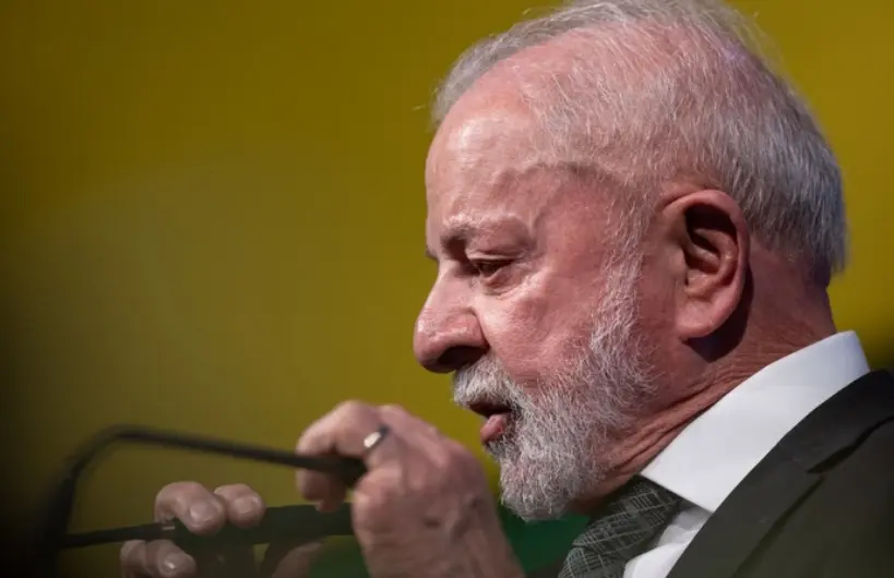 Lula chama Bolsonaro de “fujão” e diz que ele “se borrou todo”