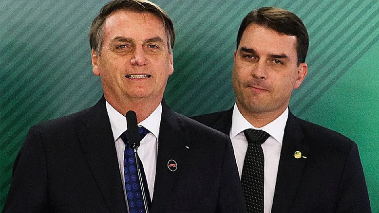Lindbergh pede inclusão de Flávio e Jair Bolsonaro em inquérito por obstrução