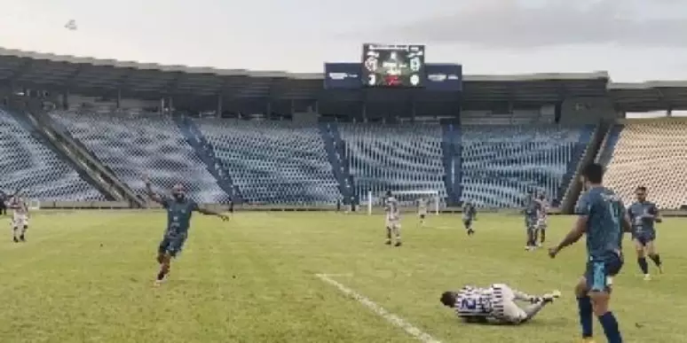 Jogador é atingido por linha de pipa durante jogo da Série D