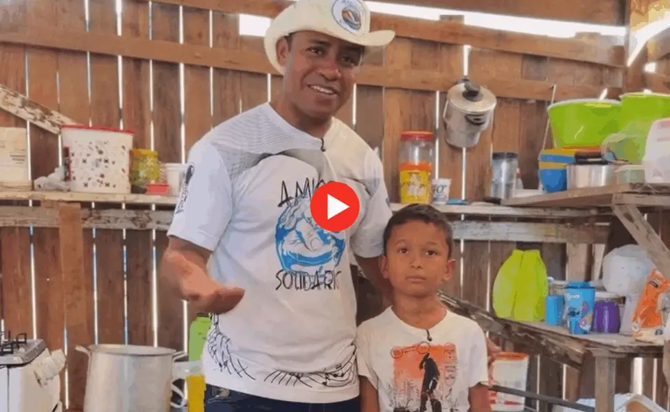 Criança que mora em barraco ‘improvisado’ no Acre, comove internautas e gera campanha na web
