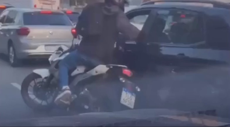 VÍDEO: motorista reage a tentativa de assalto e atira contra motociclista