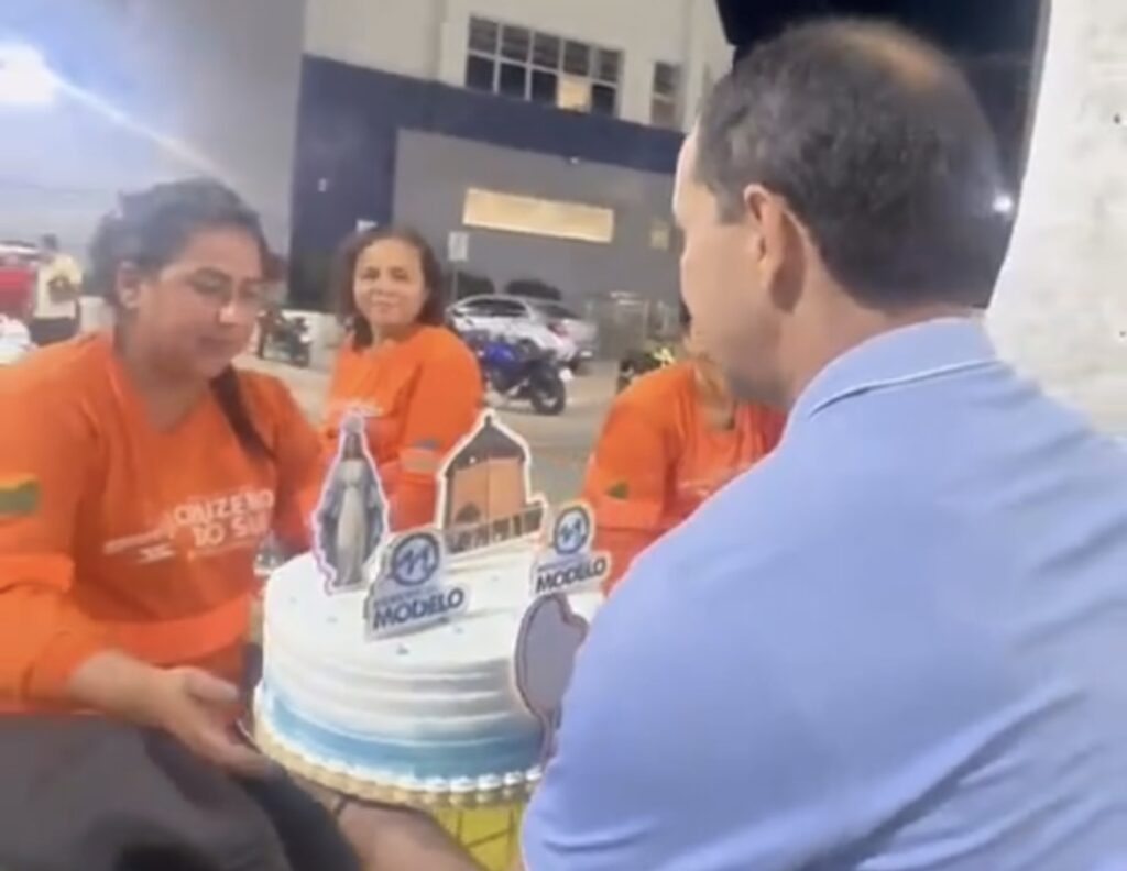 Prefeito Zequinha Lima arremata bolo em leilão do Novenário e presenteia margaridas