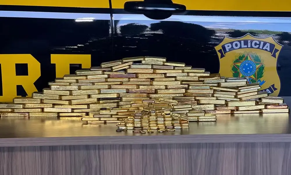 PRF faz maior apreensão de ouro do país e encontra 103 kg do metal em caminhonete