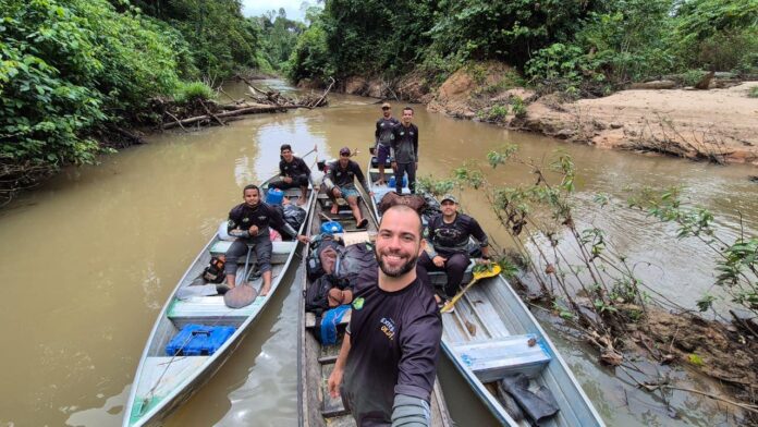 Viajante sobre duas rodas, videomaker produz conteúdo sobre Ponto Extremo Oeste do Brasil na fronteira do Acre com o Peru