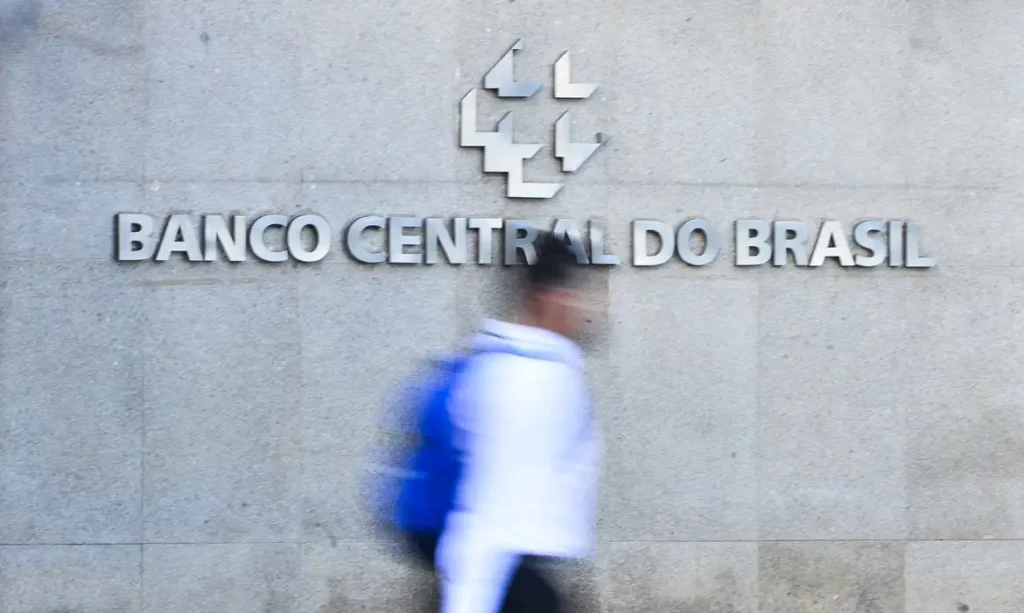 BC acompanha tarifaço e vê juro alto por tempo “bastante prolongado”