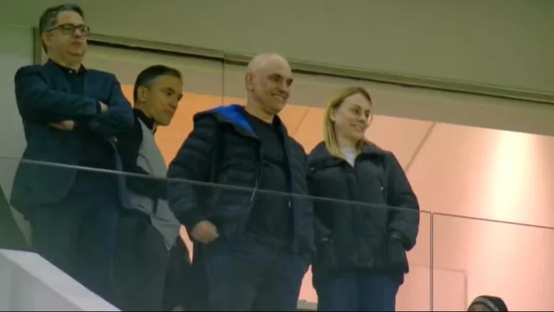 Jornal demite fotógrafo responsável por imagem de Moraes fazendo gesto obsceno