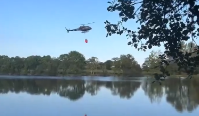 VÍDEO: helicóptero cai em lago durante operação de combate a chamas