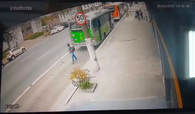 VÍDEO: mulher morre atropelada após motorista dar a ré em ônibus