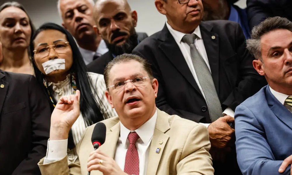 Líder do PL propõe anistia para Bolsonaro concorrer em 2026 e perdão desde inquérito das fake news