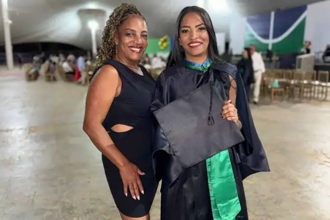 Filha de cozinheira homenageia a mãe durante formatura em medicina na UnB