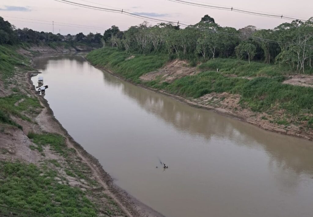 Estiagem deixa Rio Iaco com apenas 50 cm e prejudica deslocamento de moradores