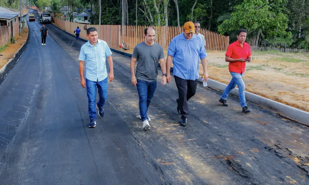 Zequinha asfalta ruas do bairro Igarapé Preto em Cruzeiro do Sul