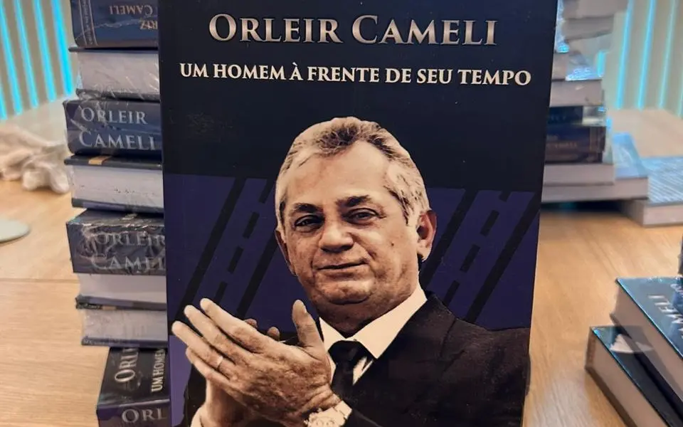 Ex-primeira-dama lança livro sobre Orleir Cameli em evento oficial dos 121 anos de Cruzeiro do Sul