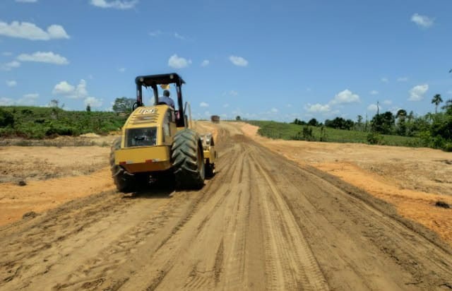 Deracre melhora Ramal Ferdico e avança no Centrinho, em Cruzeiro do Sul