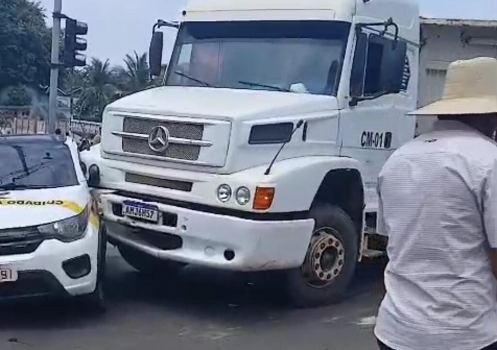 Caminhão colide com veículo de autoescola em cruzamento da Avenida Coronel Mâncio Lima; ASSISTA