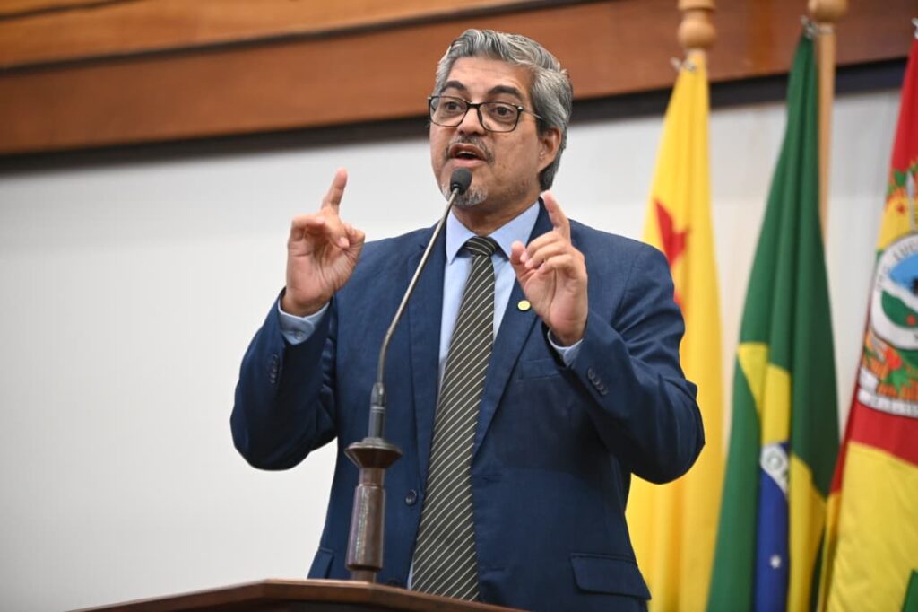 Edvaldo Magalhães critica inércia da Secretaria de Estado de Educação com relação à escola histórica de Cruzeiro do Sul: retrato do descaso”