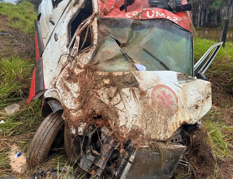 VÍDEO: Veículo do Samu fica praticamente destruído após capotamento no Ramal 3, em Cruzeiro do Sul