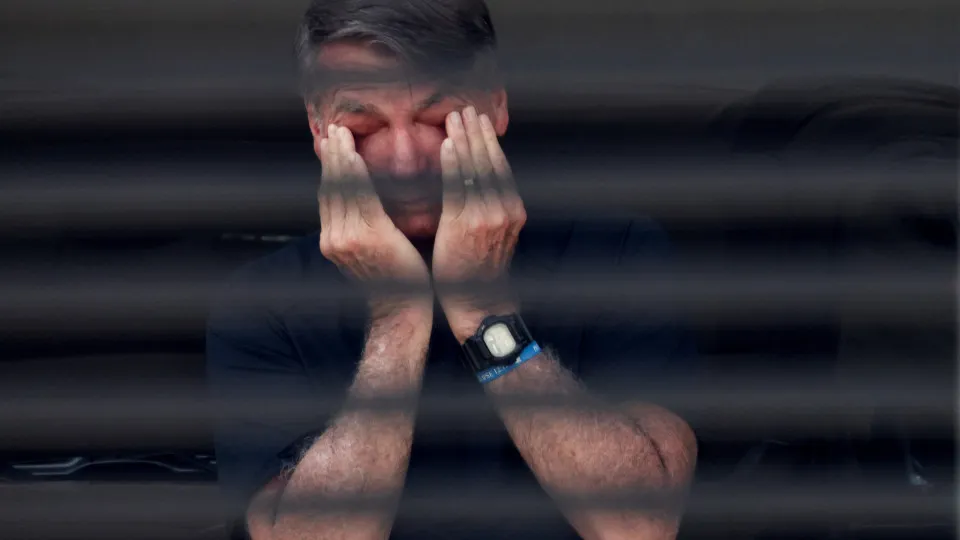 Bolsonaro pede que Eduardo “feche a boca”, mas filho continua ataques