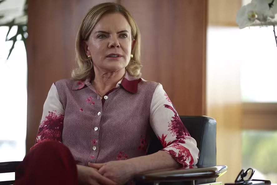 ‘Orientação é demitir, e o natural é ficar no governo quem tiver compromisso com a reeleição de Lula’, diz Gleisi