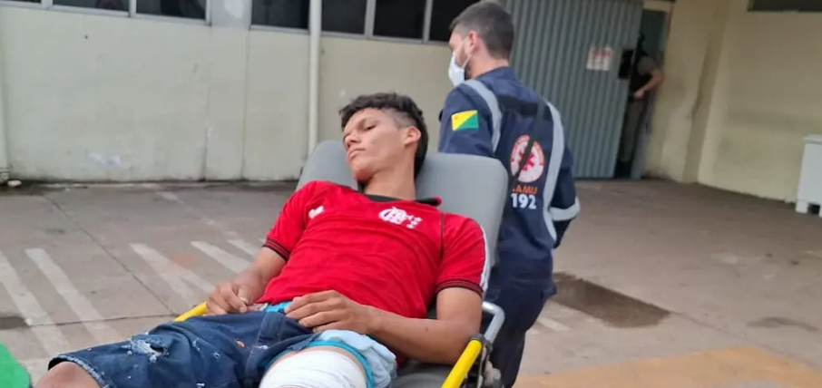 Jovem é baleado e atacado com terçado em ônibus em Rio Branco