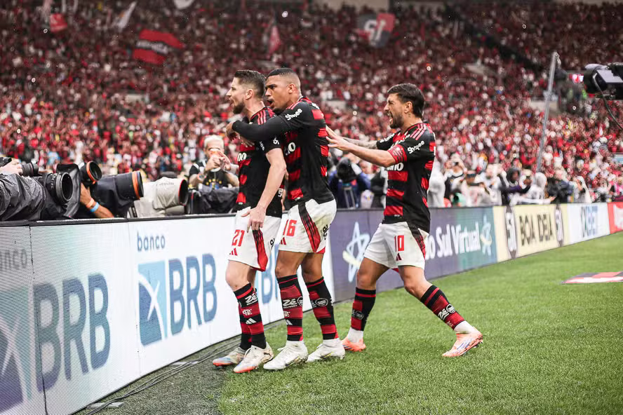 Brilho da dupla Pedro e Arrascaeta conduz atuação coletiva do Flamengo e incendeia briga pelo título