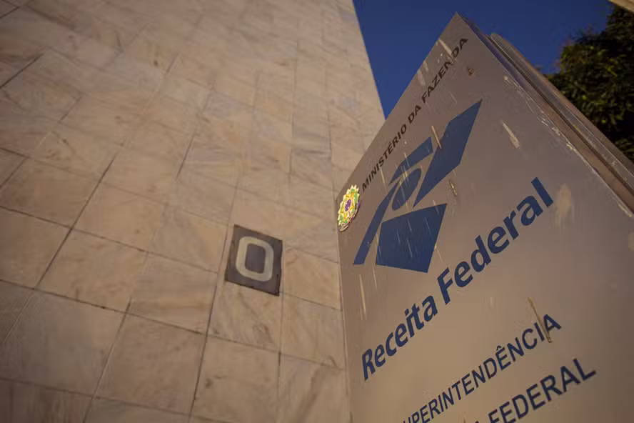 Lances em leilão da Receita Federal começam nesta quinta com iPhone por R$ 300 e esmeralda de R$ 750 mil