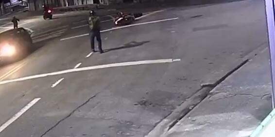 Adolescente é baleado após tentar assaltar policial aposentado no trânsito