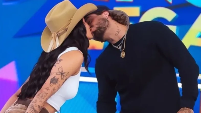 Ana Castela beija Zé Felipe ao vivo em programa e confirma namoro publicamente