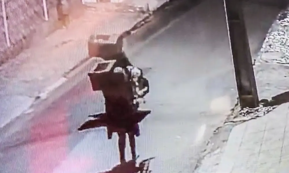 Imagens mostram casal levando objetos após roubo à igreja no bairro Castelo Branco