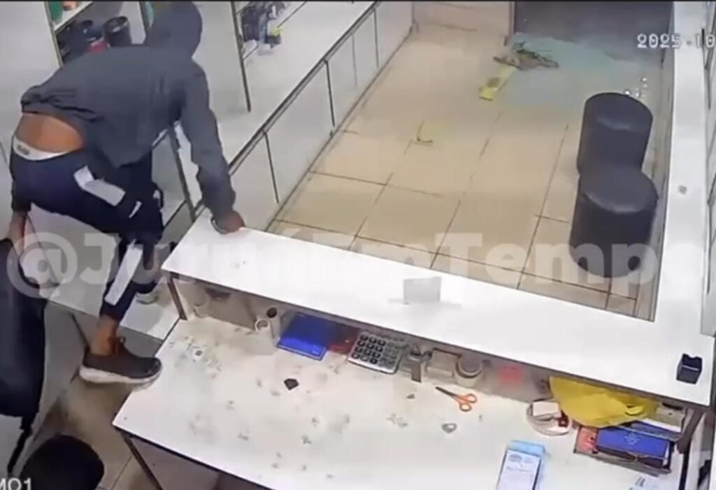 Imagens de segurança mostram furto em loja de Cruzeiro do Sul