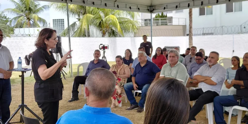 Damares insinua a pastores do AC que governo Lula é ‘do inferno’ e que há movimentações espirituais no país