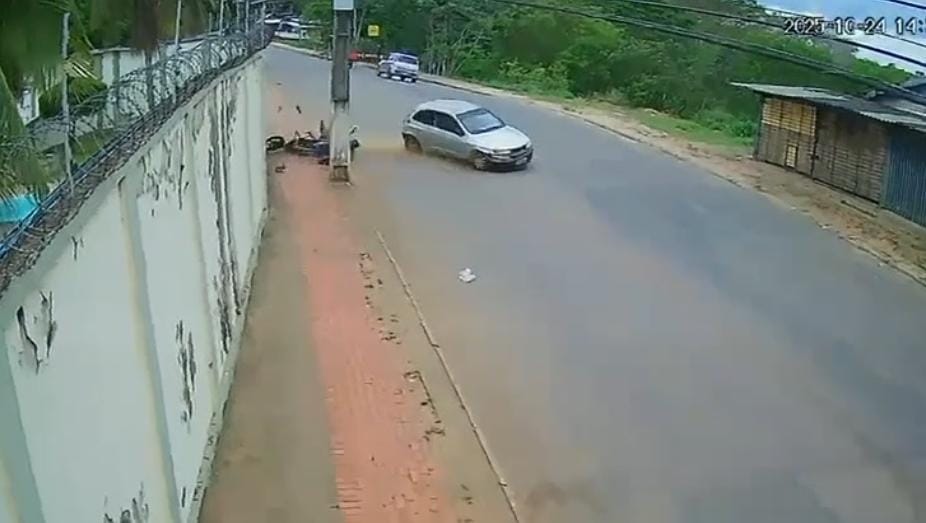 Carro perde o controle, bate em motocicleta e ocasiona acidente em movimentada rua de Rio Branco; veja o vídeo