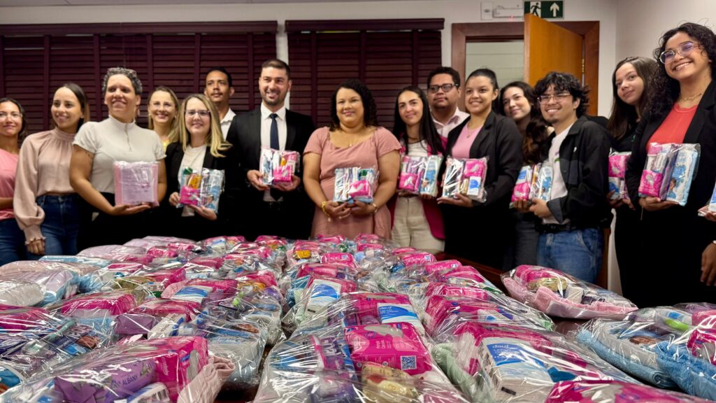 Presidente Nicolau Júnior entrega kits que serão destinados a mulheres atendidas na DEAM