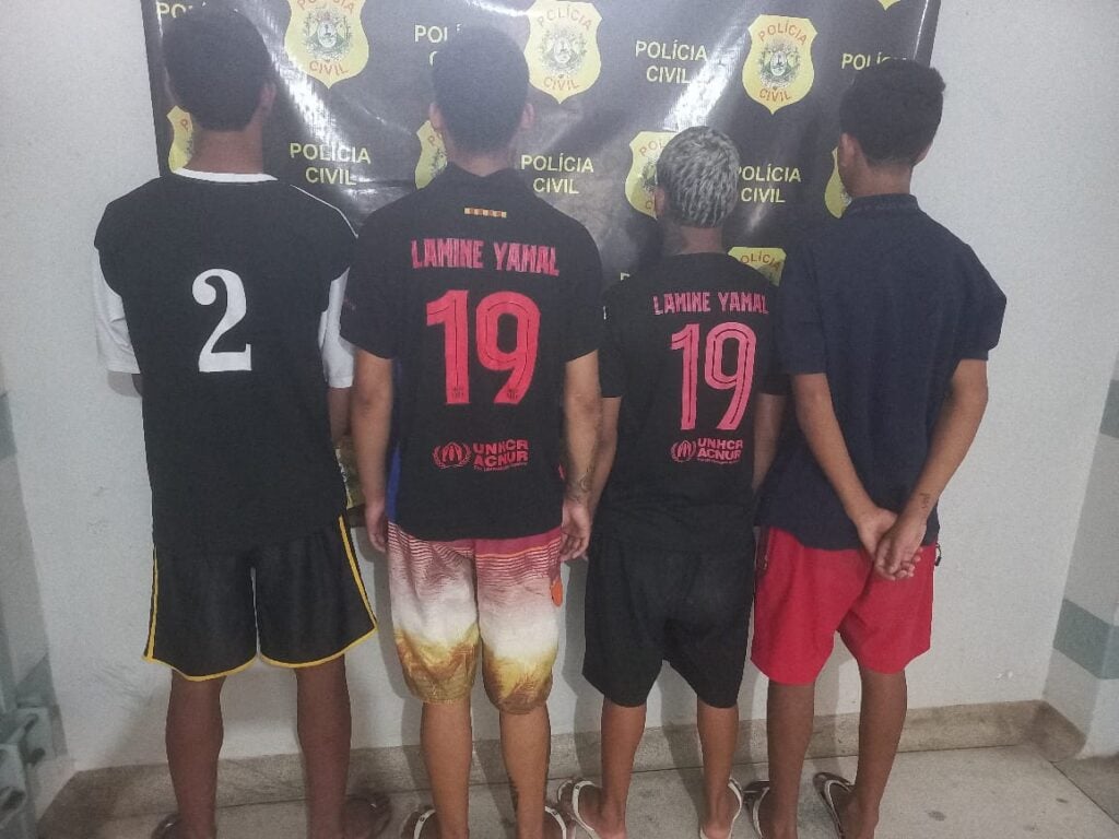 Polícia apreende quatro adolescentes que assaltaram e renderam clientes em distribuidora