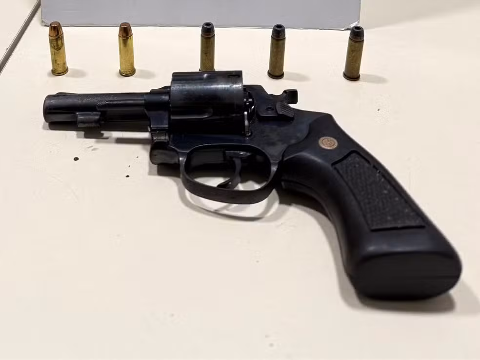 Curioso para na rua para ver acidente, é flagrado com arma na cintura e é preso em Rio Branco