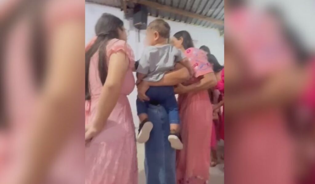 VÍDEO: mulher para culto em Manaus e expõe relação e filho com pastor