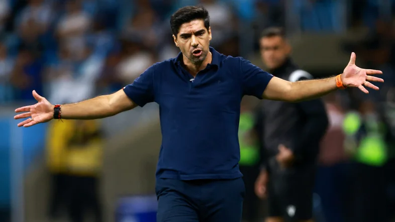 Abel diz que ‘muita coisa mudou’ na arbitragem após polêmicas em jogo com o São Paulo